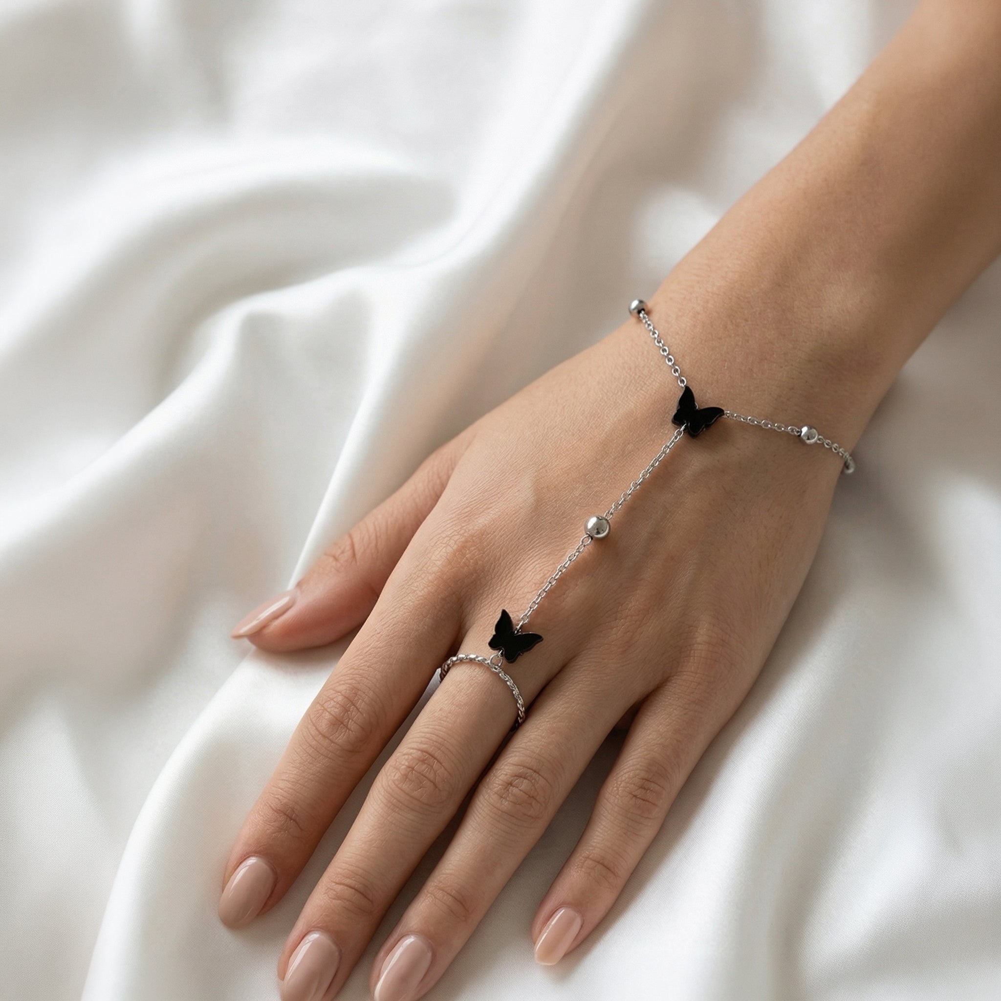 Handchain Papillon Noir Carus